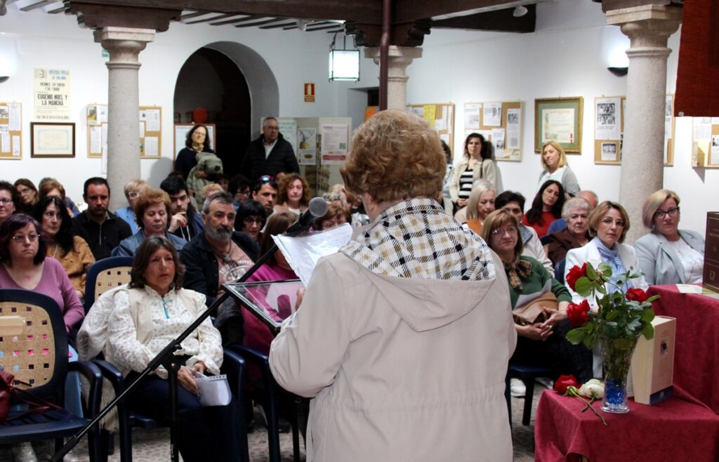 -Una de las alumnas lee su creación literaria