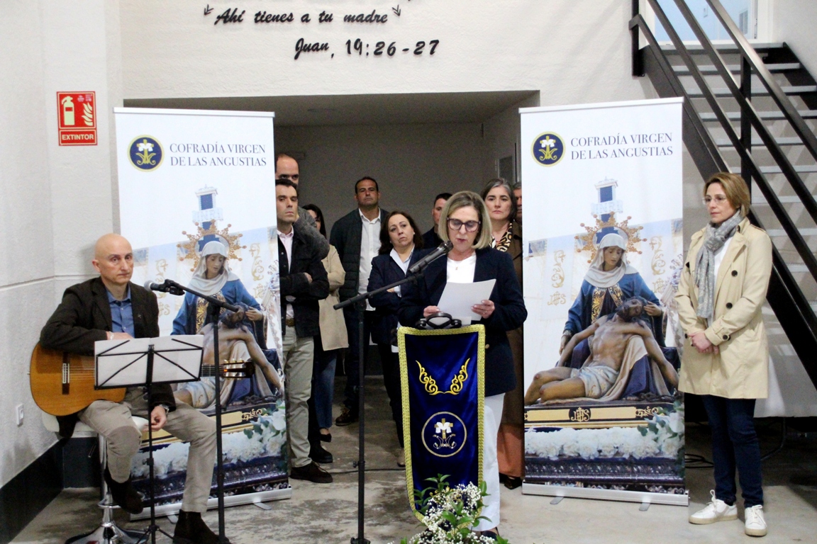 -la presidenta se dirige a los asistentes