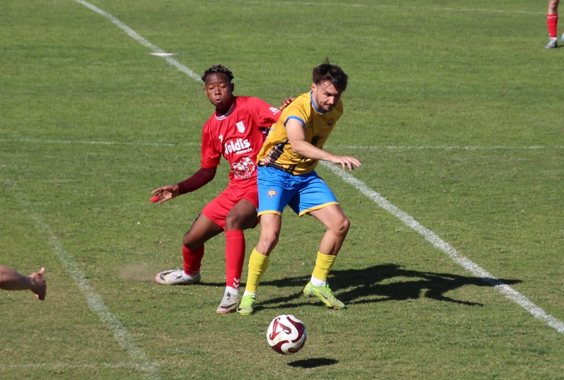 -Iván Riveiro pugna por un balón