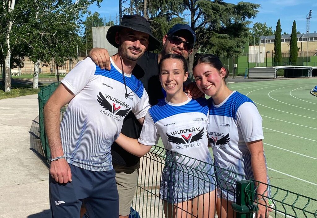 -Pedro_Juli_con_las_dos_medallistas.jpg