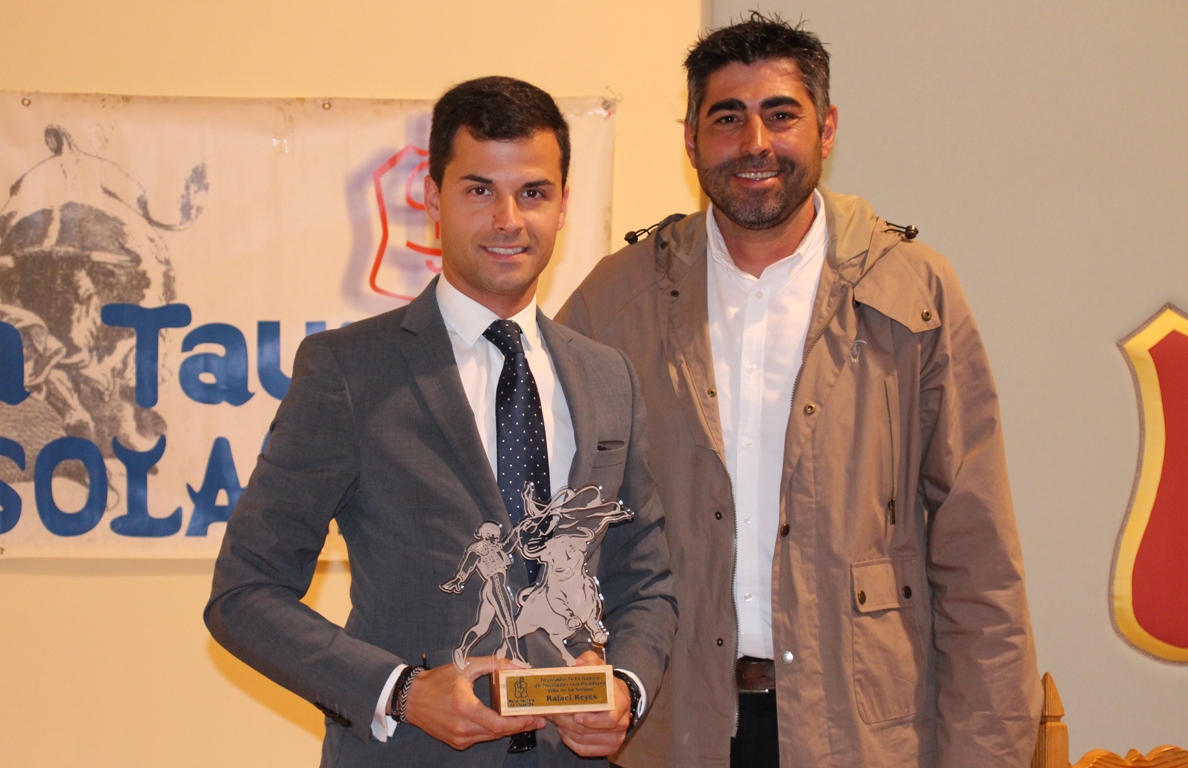 -Rafael Reyes triunfador del certamen recibe su trofeo
