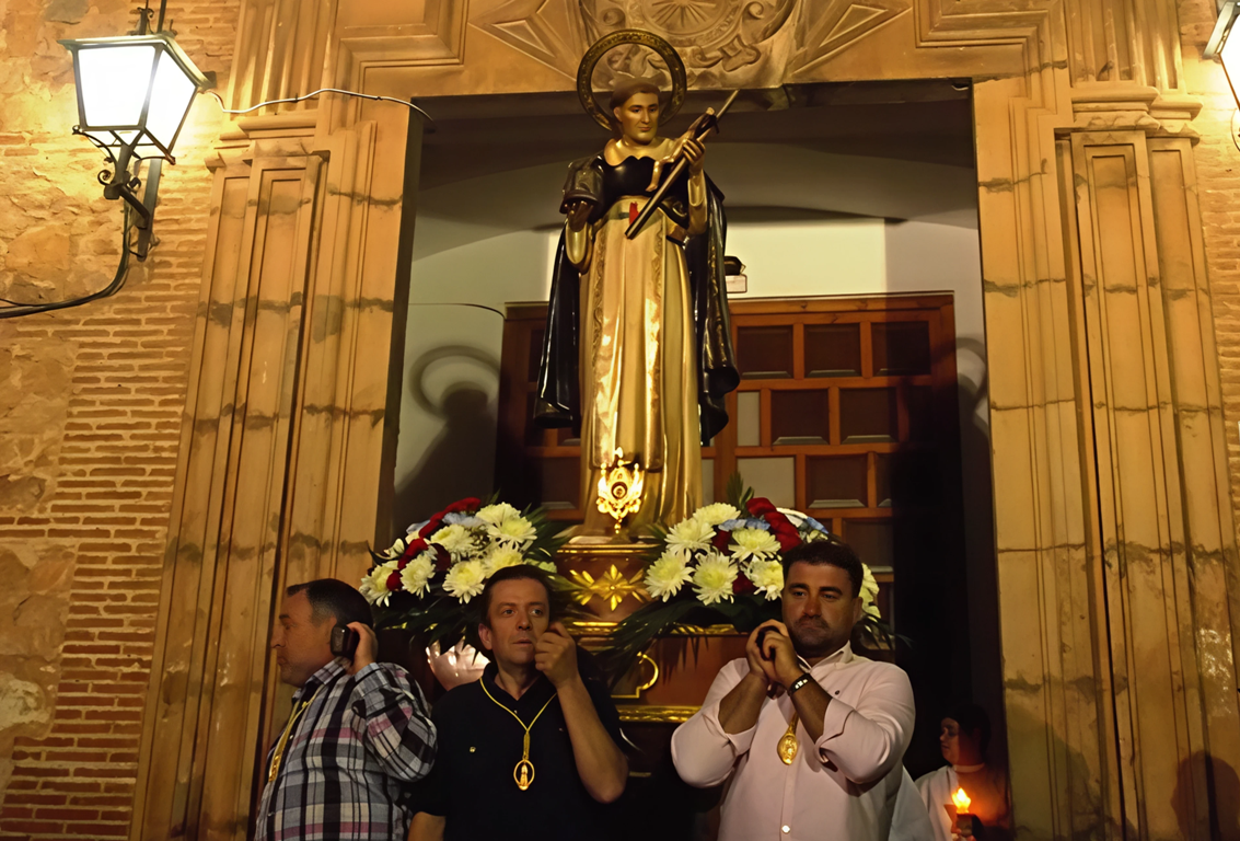 -San Juan Bautista sale de la parroquia