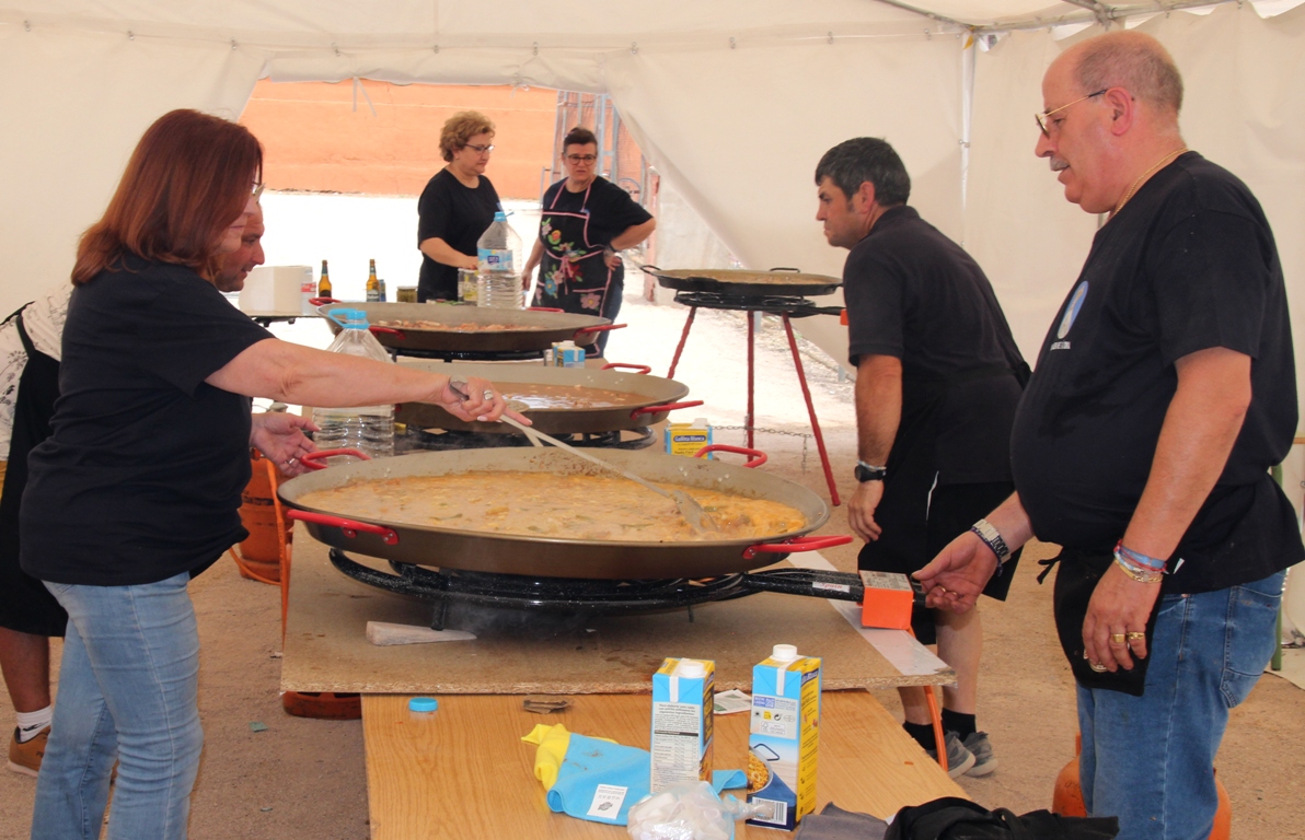 -Cocinando paellas Fátima
