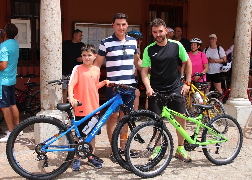-Ganadores de las bicicletas junto al concejal de Deportes