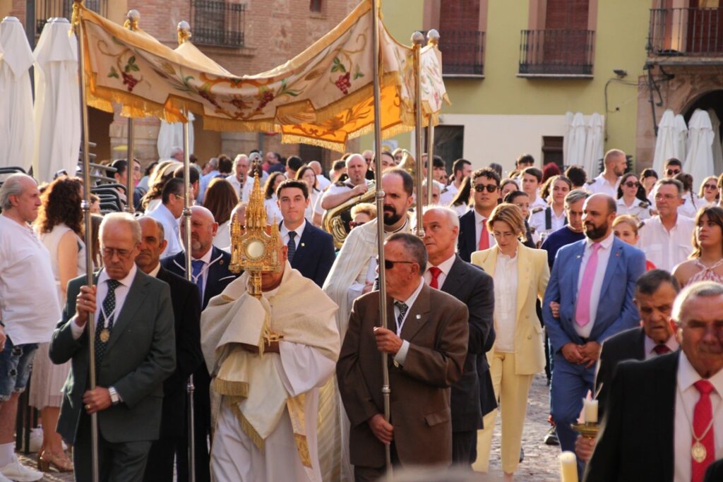 -La Custodia desfila bajo palio