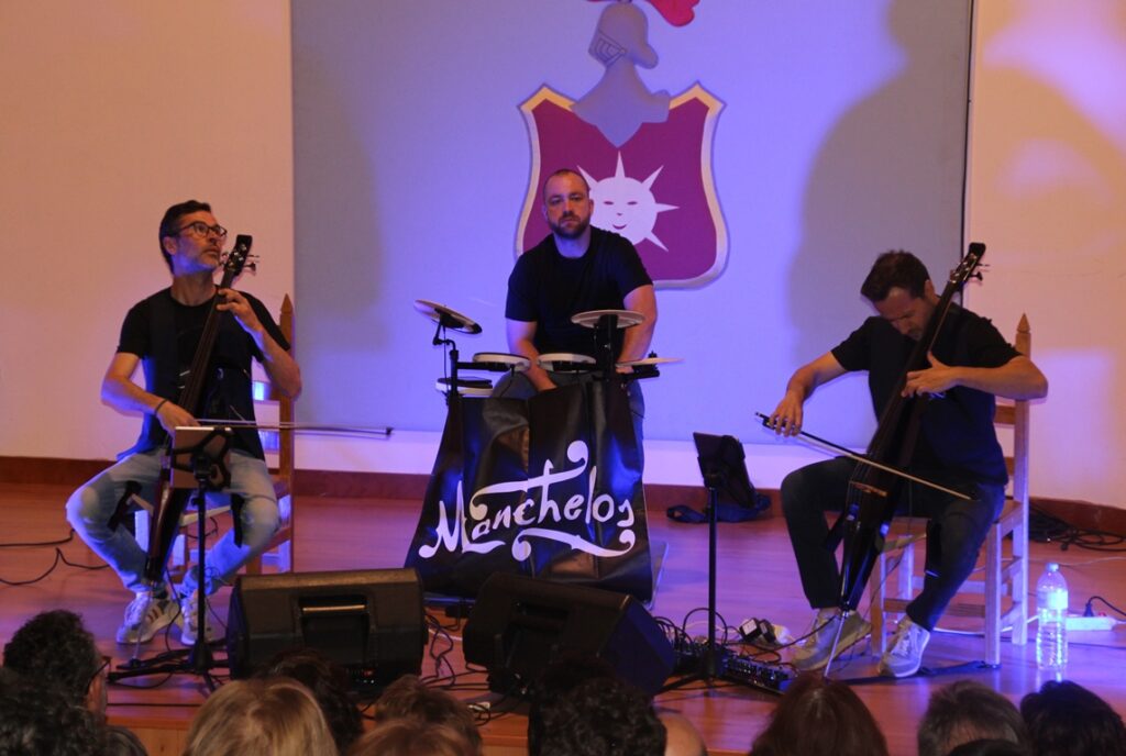 - Manchelos en auditorio Don Diego