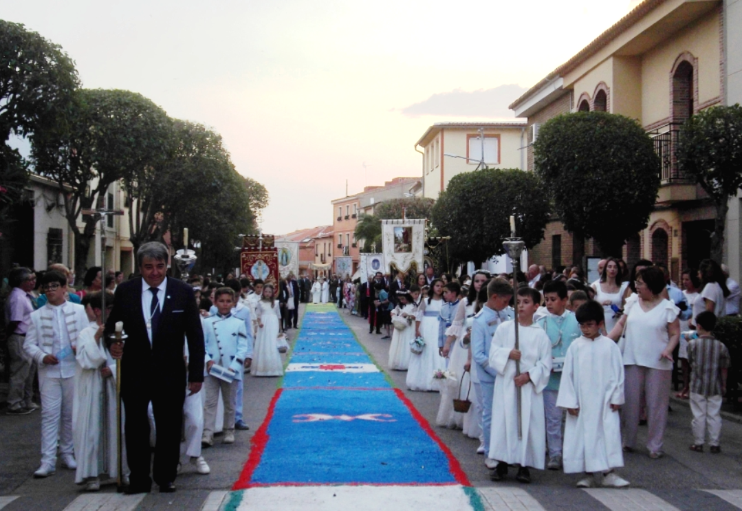 -Niños de primera comunión desfilan por la calle Alhambra adornada con alfombras de sal