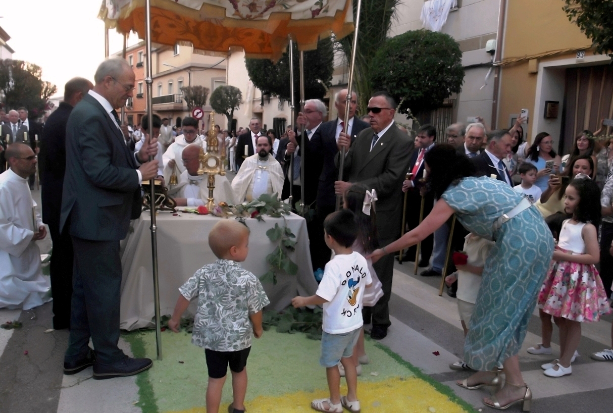 -Niños hicieron ofrendas a la Custodia