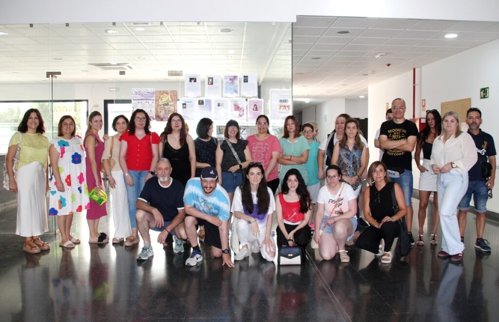 -Participantes en el curso con su monitora y organizadores