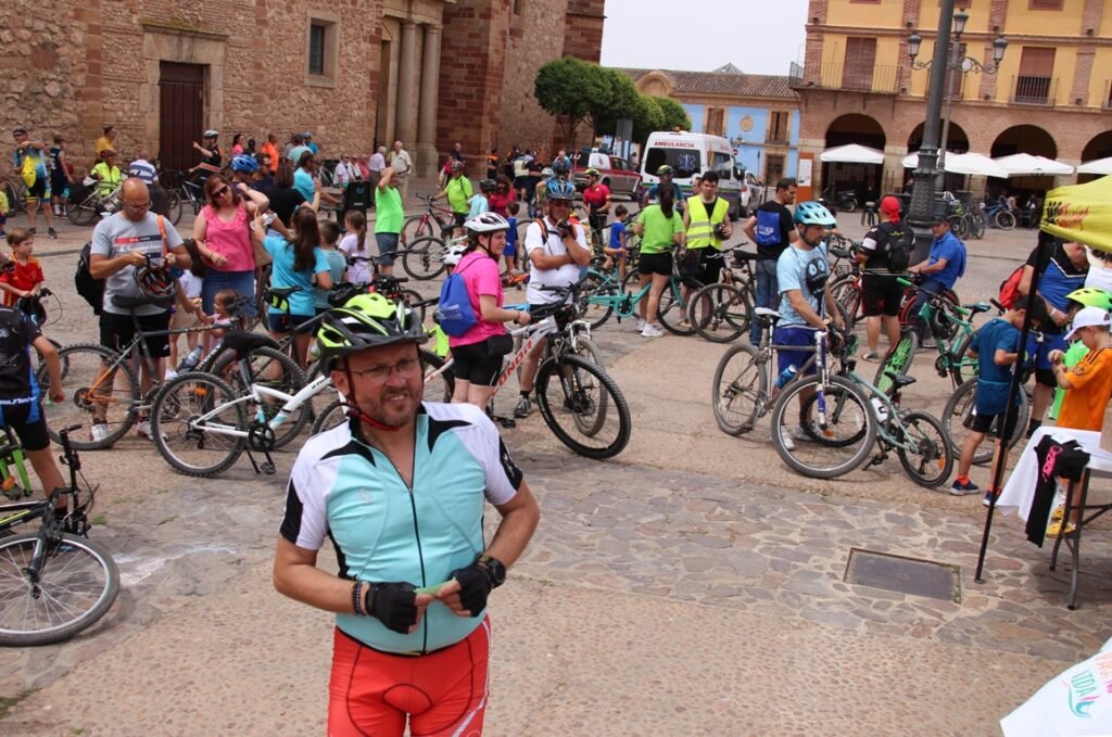 -Participantes en la plaza mayor