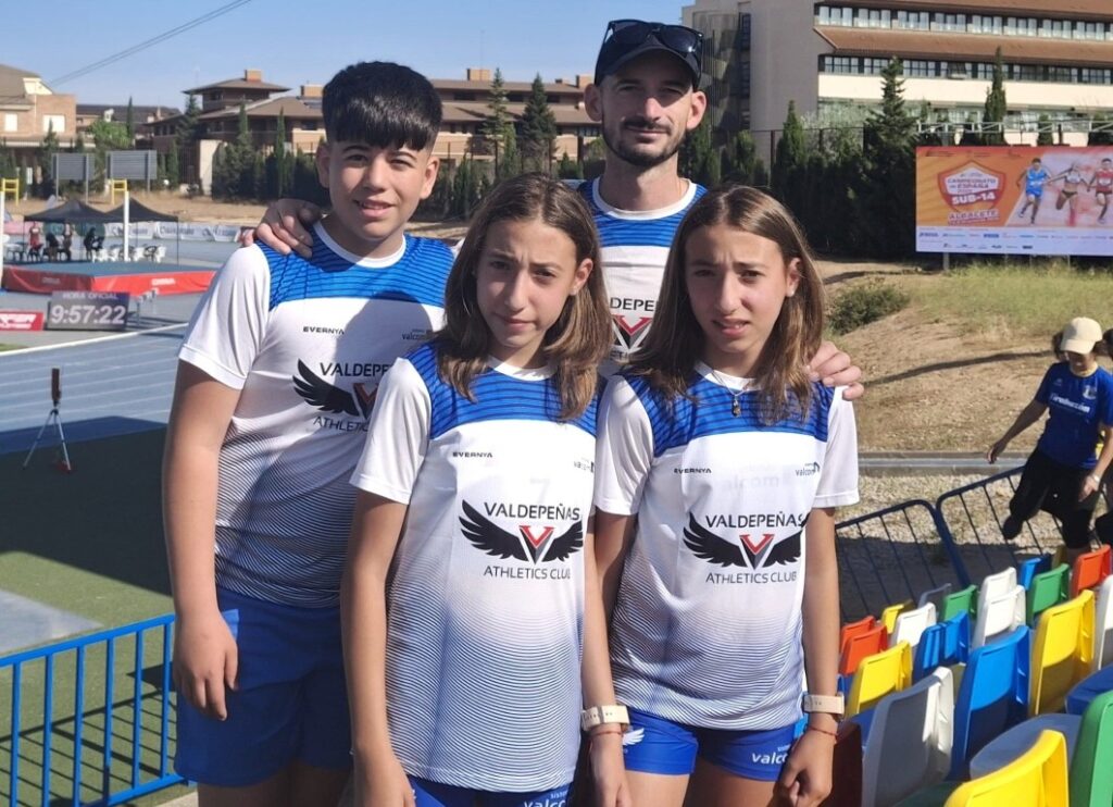 -Pedro Juli con los tres solaneros en el nacional sub-14