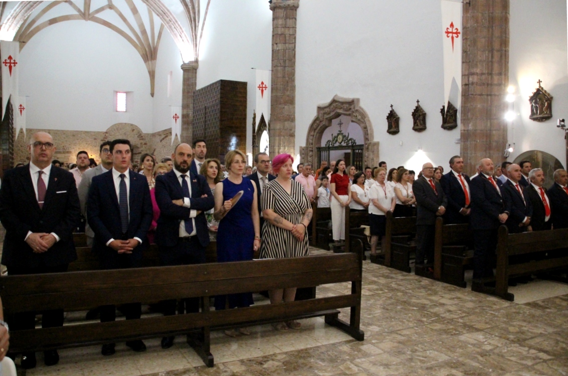 -Autoridades y directivos de la hermandad en las primeras filas