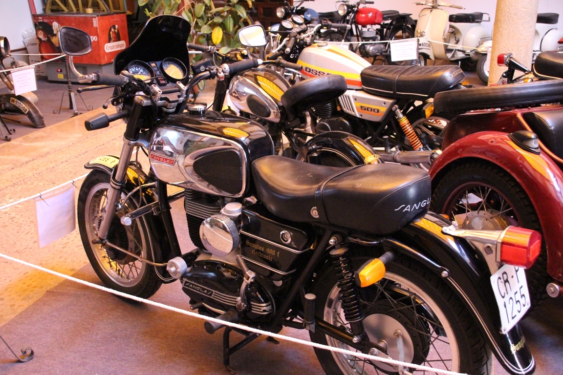 -En primer plano una Sanglas y al fondo una Ossa y varias Vespas