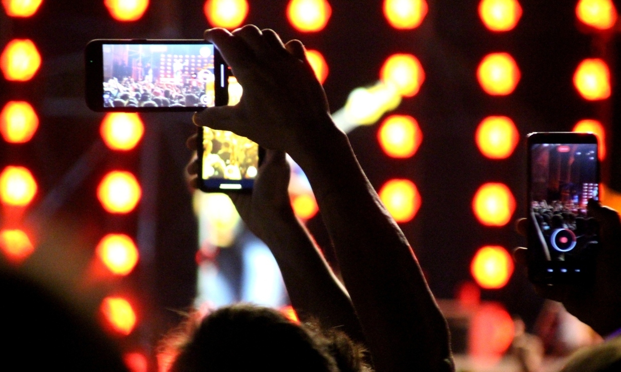-Fans graban durante el concierrto de Sexy Zebras