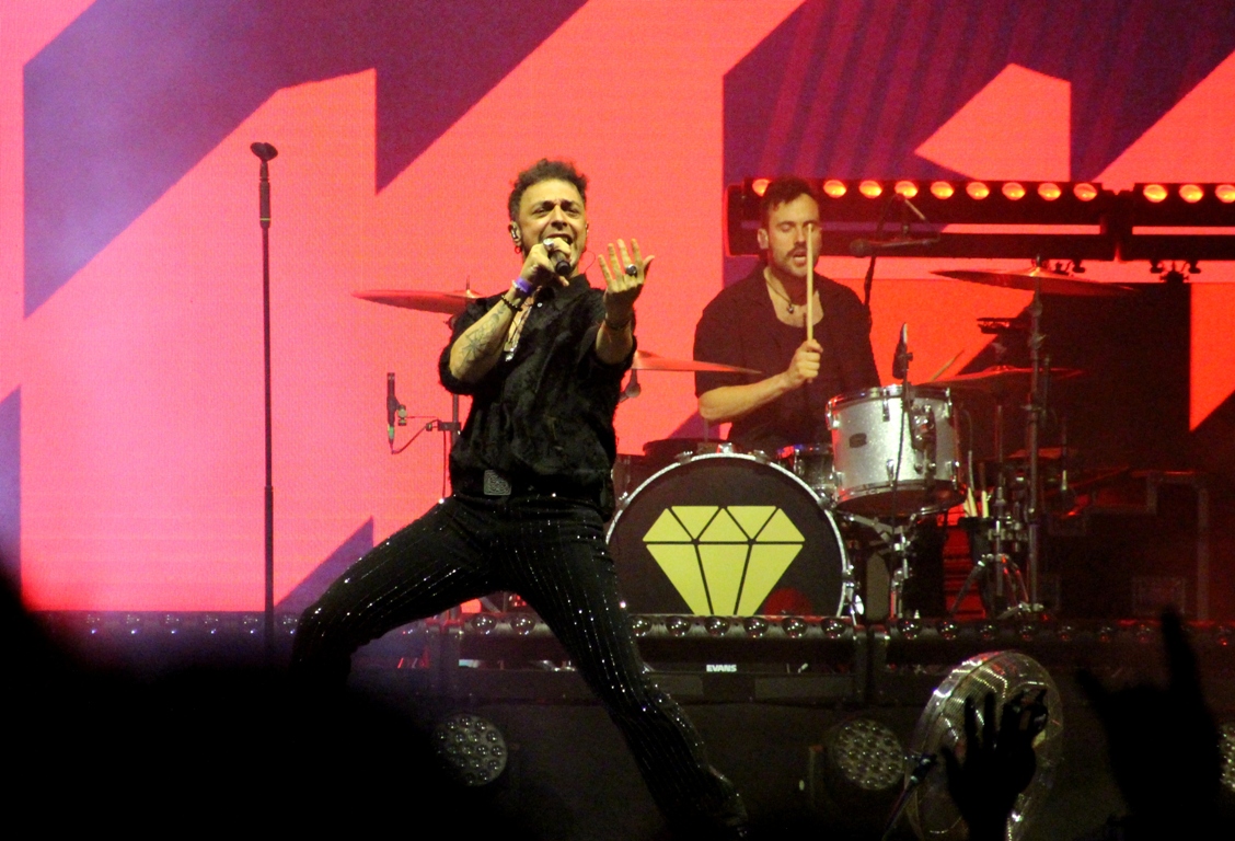 -Gabriel de la Rosa líder de Shinova durante su actuación en el Oasis