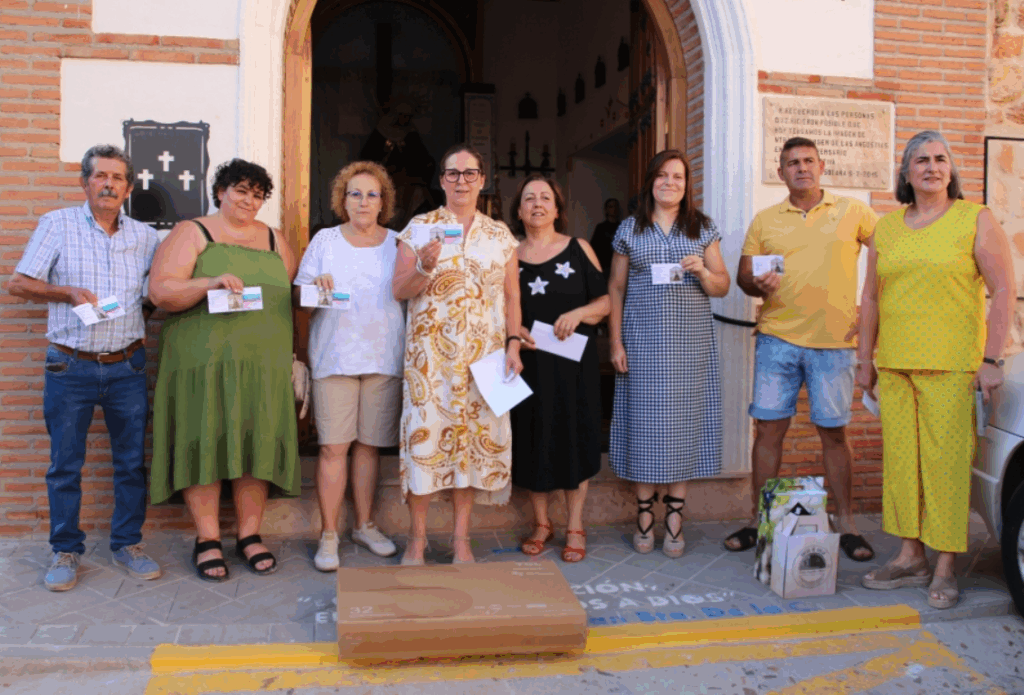 -Ganadores_de_los_premios_en_la_puerta_de_la_ermita.png