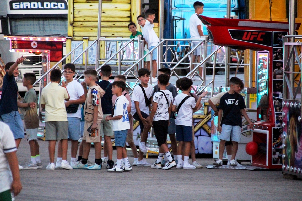 -Inauguración niños haciendo cola en una atracción