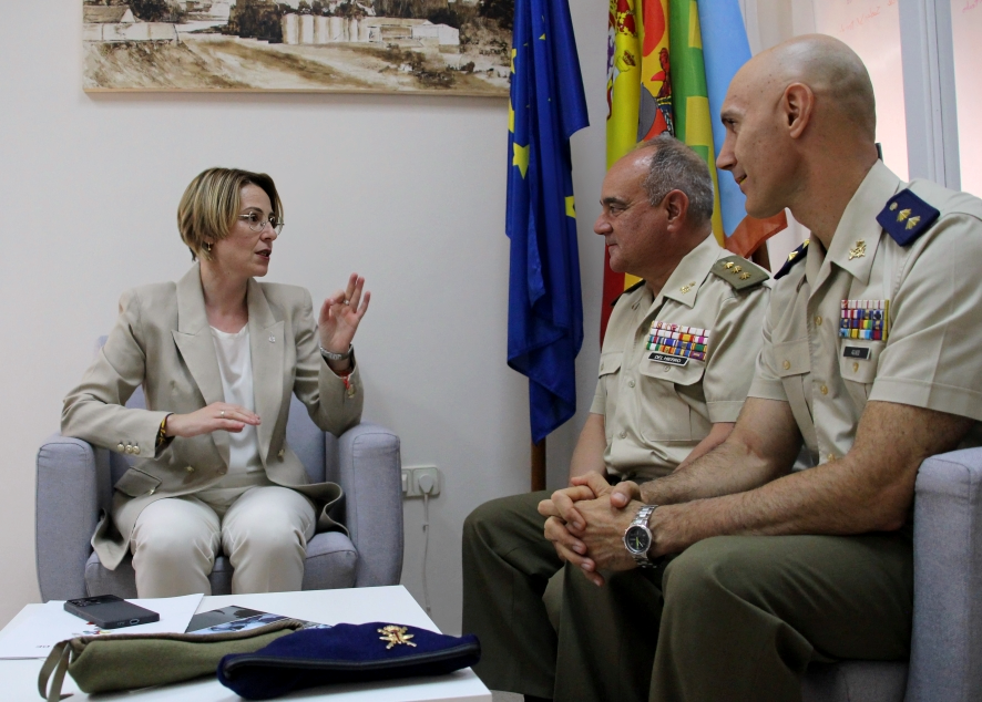 -Luisa Márquez recibió en su despacho a coronel Del Hierro y al teniente coronel Aguado