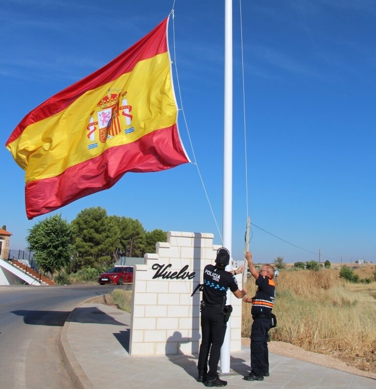 -Momento del izado de la bandera de España