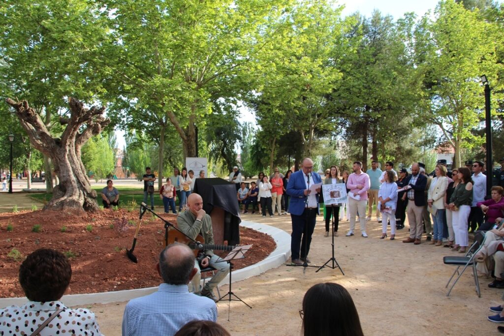 -Otro momento del acto homenaje junto al olivo centenario plantado para la ocaxión