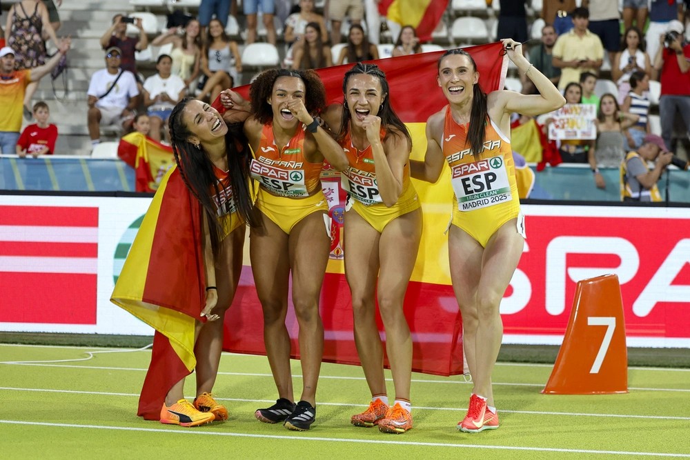-Paula -dcha- tras el récord de ESpaña con el relevo 4x100 Foto EFE