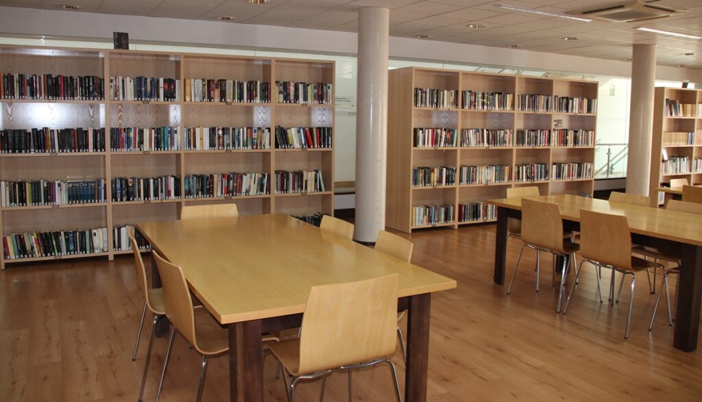 - Biblioteca Sala Adultos