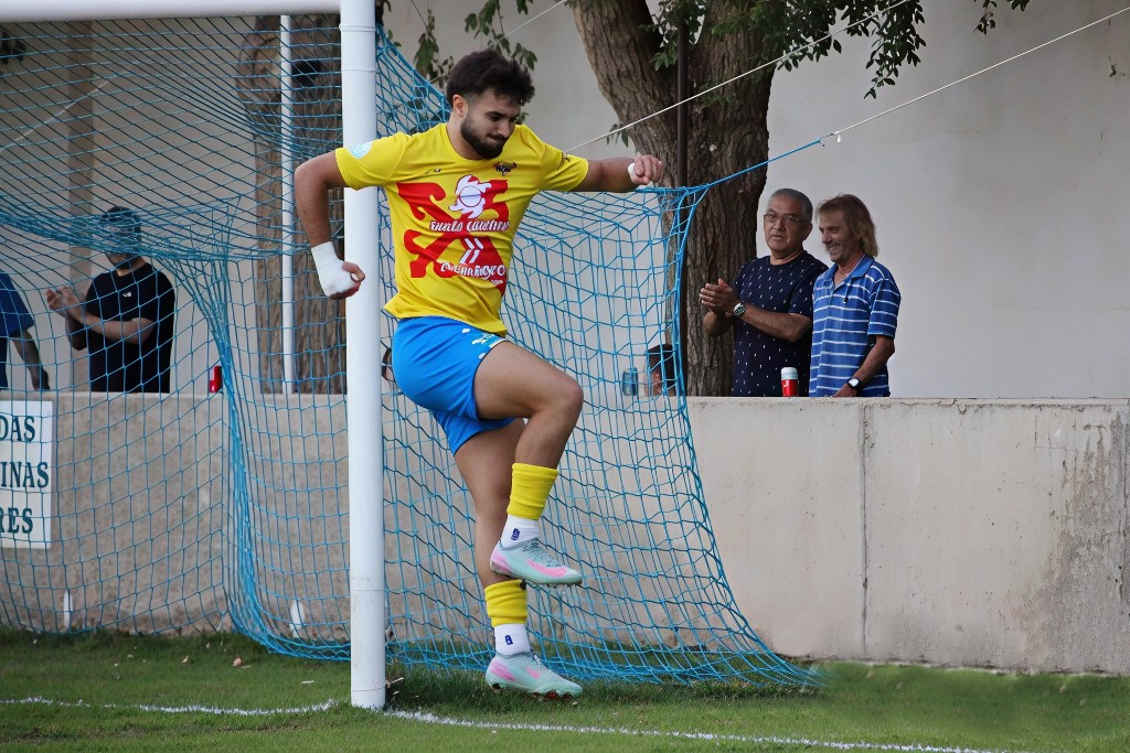 -CF Alberto Dono celebra el 2-1