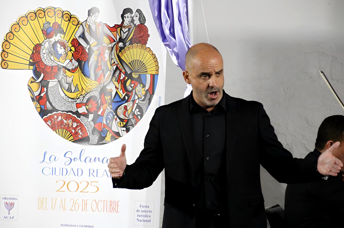 -Daniel_Báñez_canta_Chibi_chibiri_junto_al_cartel_anuciador.jpg