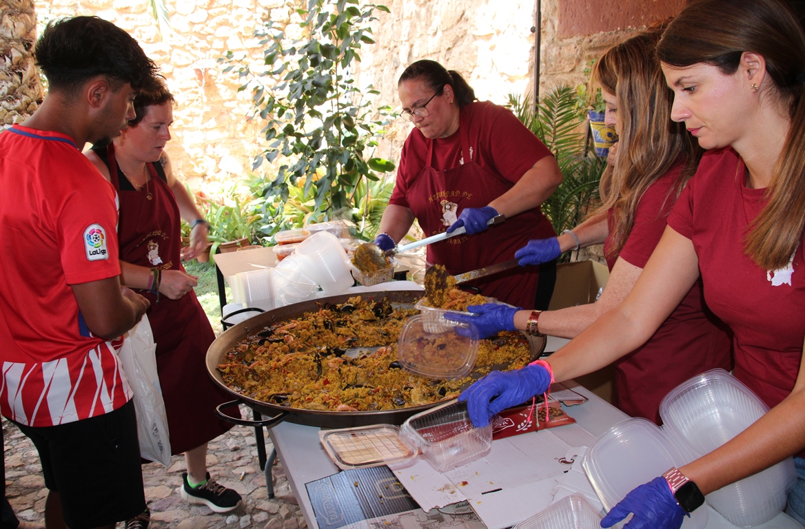 - Dispensando las raciones de paella