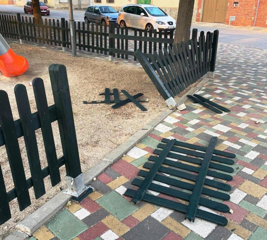 -Vallado dañado por los menores