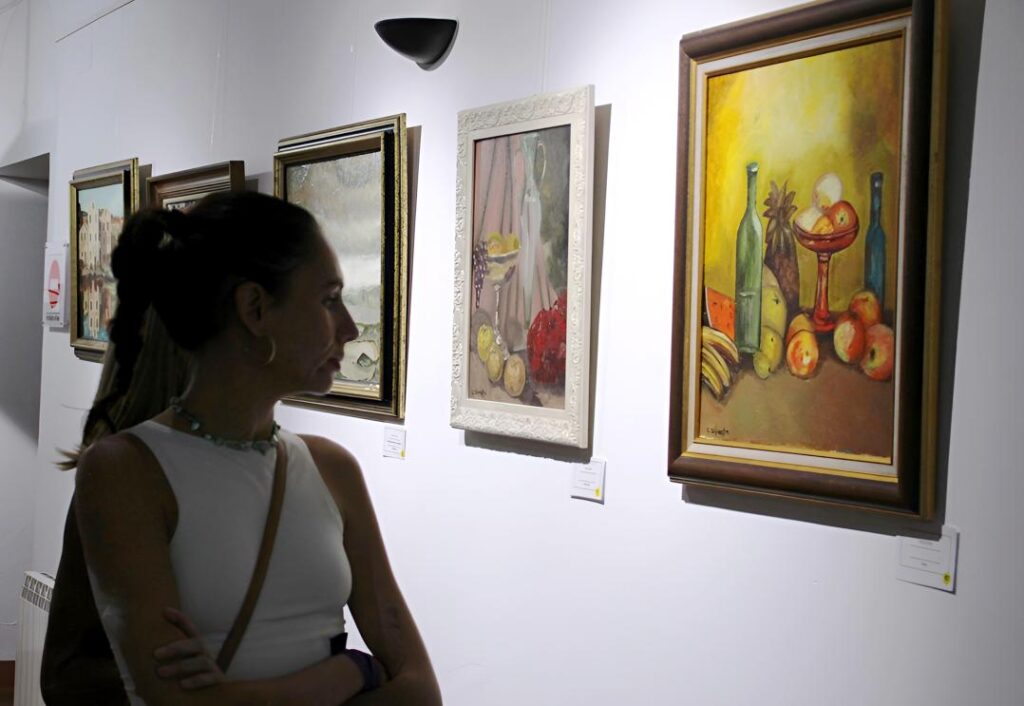 -3Una joven contempla la obra de Silvestre