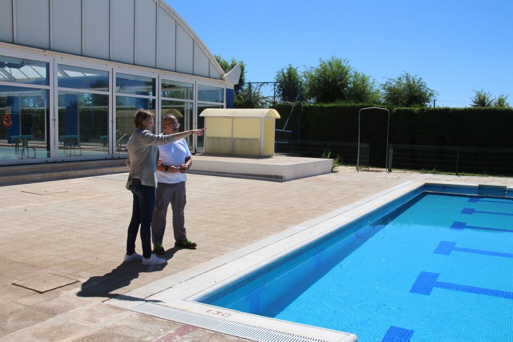 -Alcaldesa en la piscina municipal