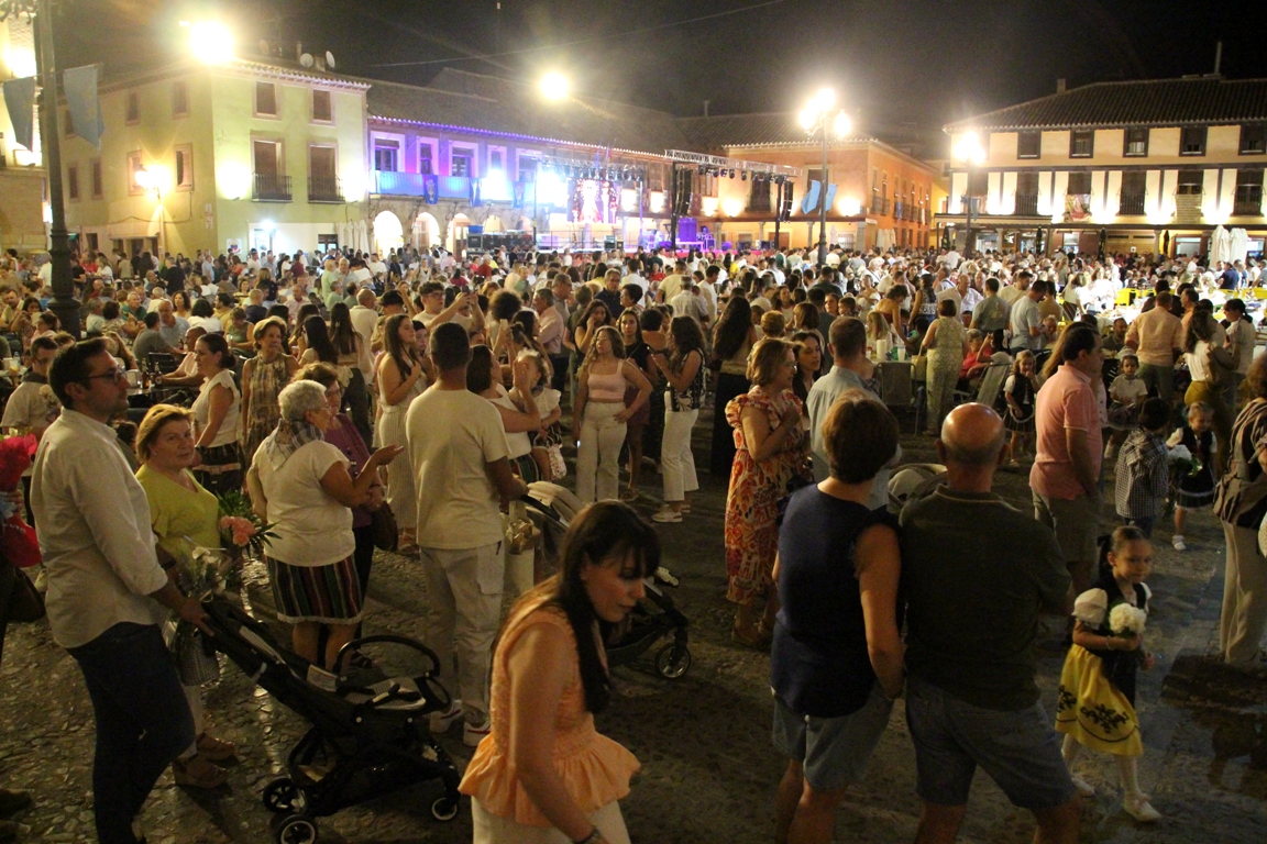 -Aspecto de la Plaza Mayor la noche de este viernes
