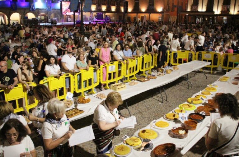 -Aspecto de la plaza durante los concursos gastronómicos