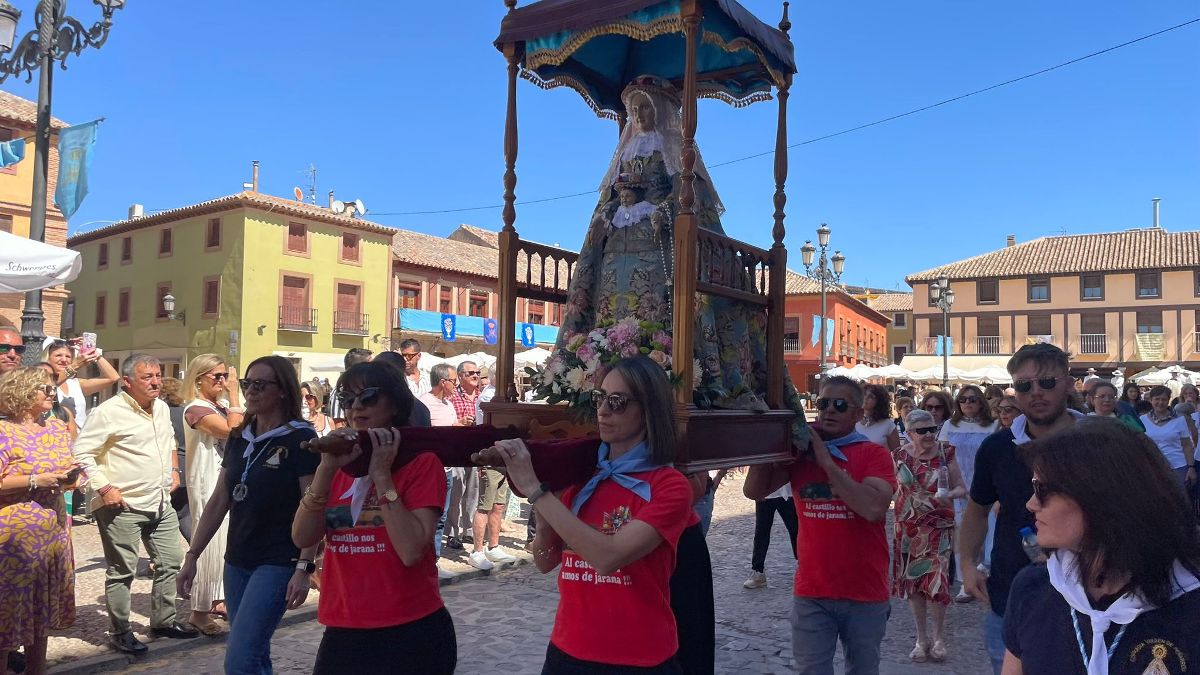 - Concurso camisetas ganadores portando a la virgen