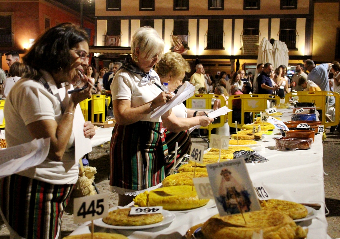 -El jurado prueba los platos presentados