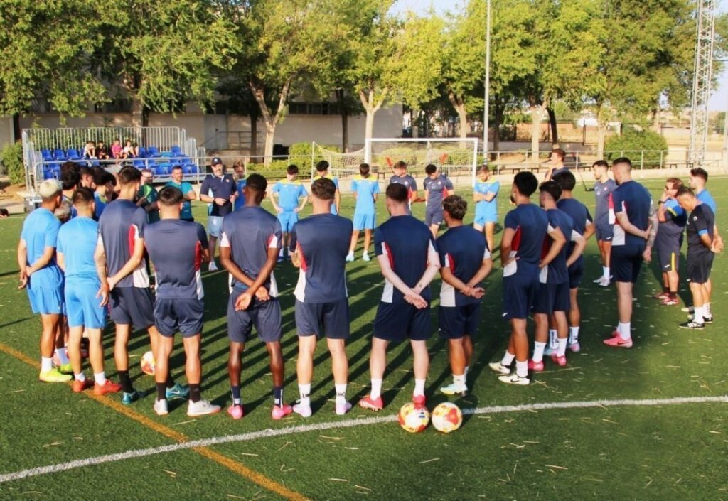 - El presidente se dirige a los jugadores en un entrenamiento