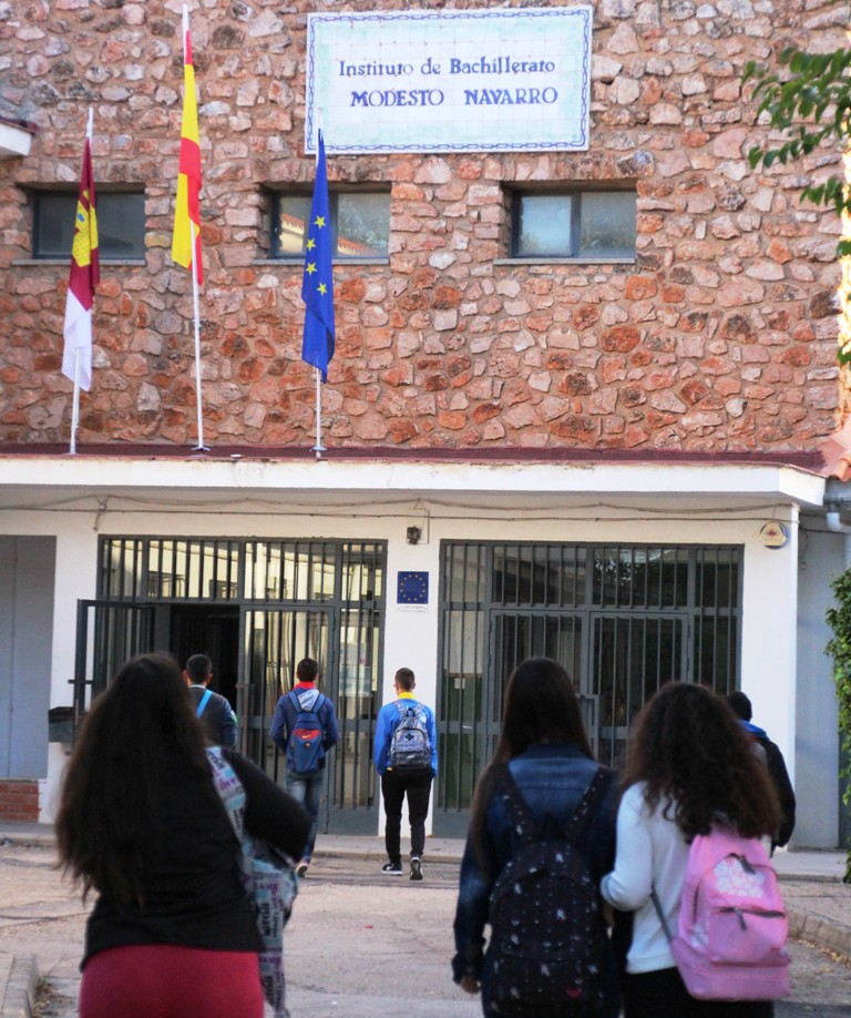 -IES_Modesto_Navarro_alumnos_llegando.jpg