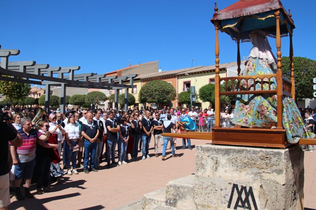 -La patrona llega al altar de la calle Alhambra