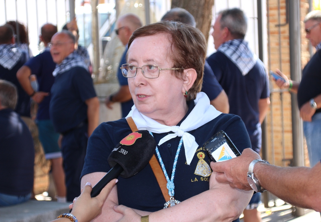 -La presidenta de la cofradía contenta tras la romería