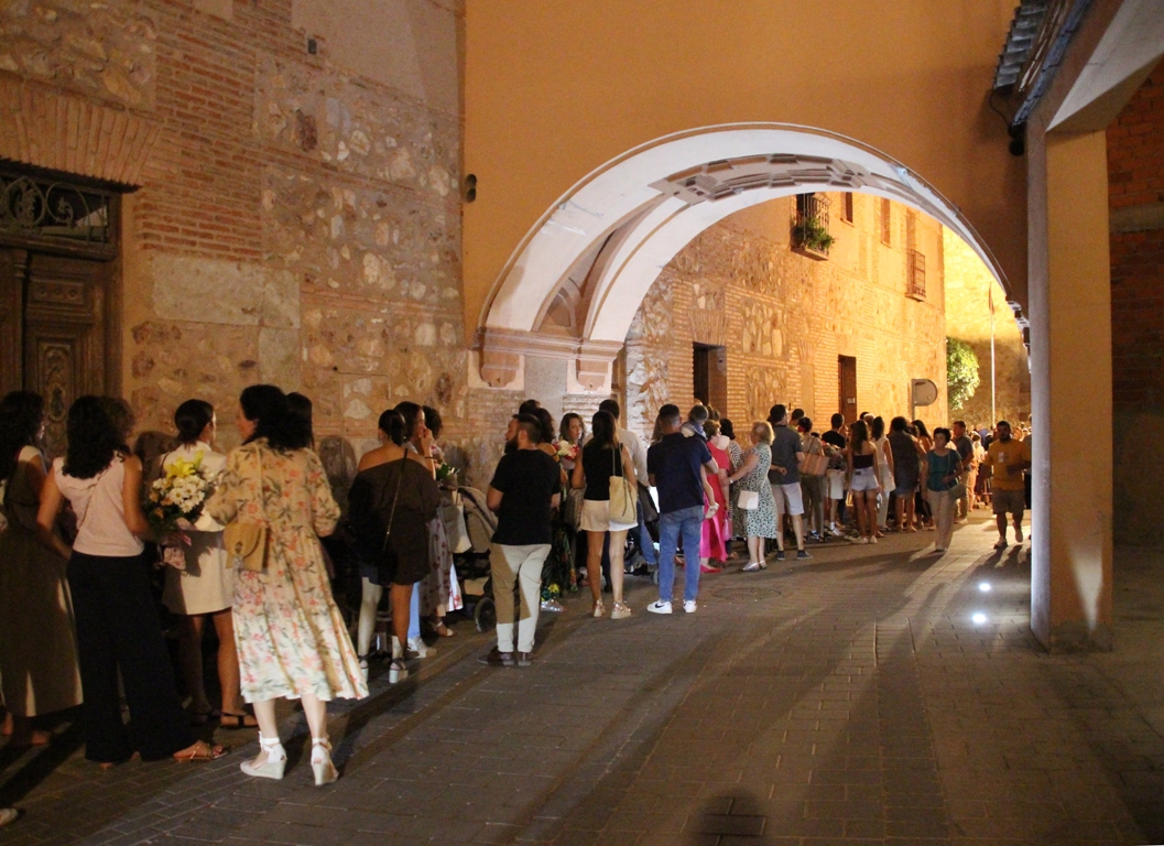 -Las colas esperando la ofrenda daban la vuelta a la calle Doña Ángela