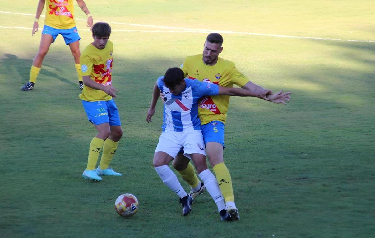 -Madalin_pugna_un_balón_con_Jiménez_en_presencia_de_Jesús_Moreno.jpg