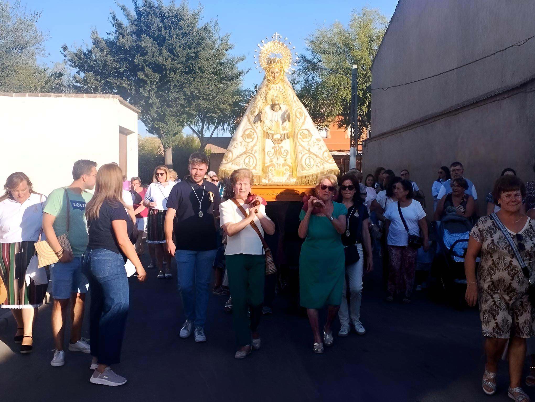 -Traslado de la Virgen en procesión callejera