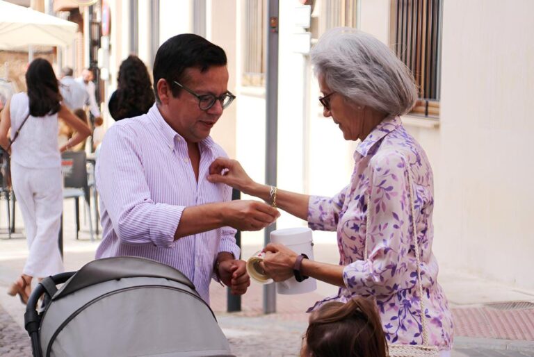 -Un_ciudadano_colabora_en_el_la_banderita.jpg