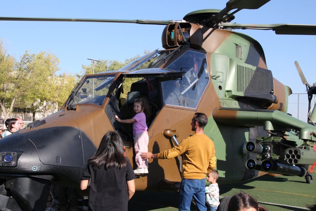 -Una niña se asoma a la cabina del piloto del Tigre