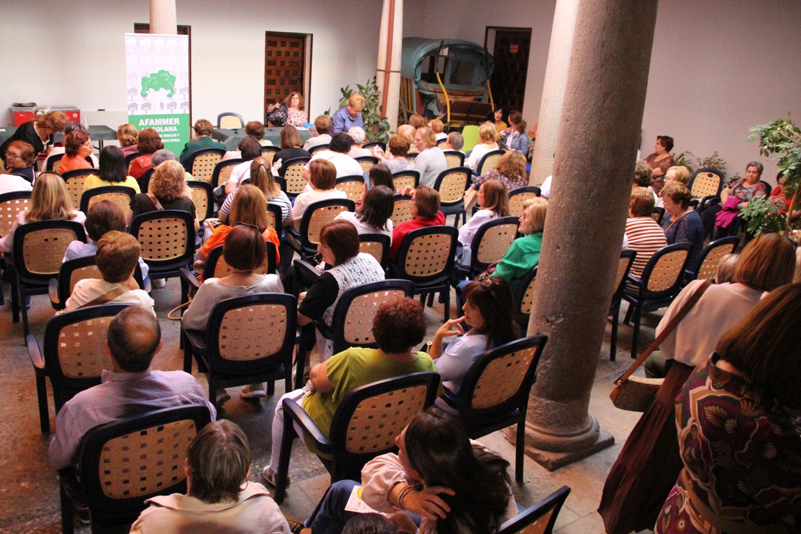 -Aspecto del patio del Don Diego durante la asamblea