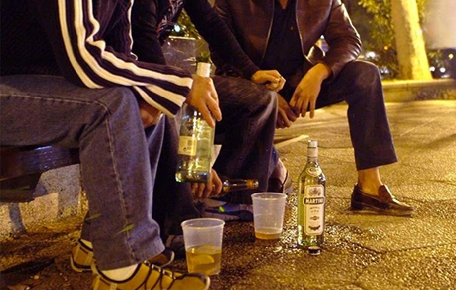 -Beber alcohol en la calle está prohibido salvo autorización