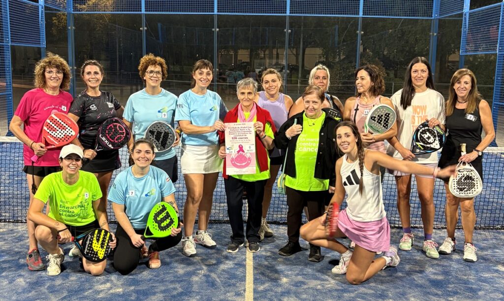 - Jugadoras del torneo junto a directivas de la AECC