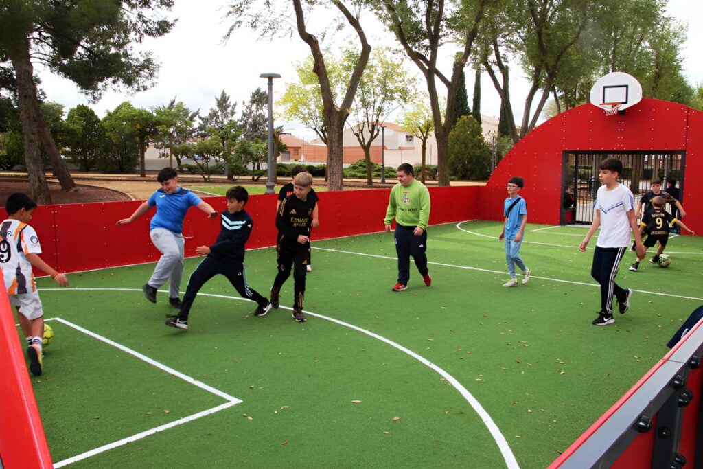-Jugando al fútbol en la nueva pista multideporte