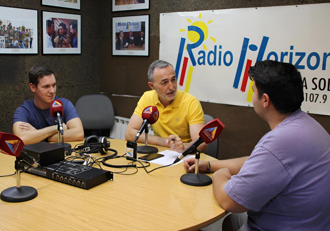 -Momento_de_la_entrevista_en_Radio_Horizonte.jpg